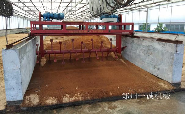 湖南郴州4米有機肥槽式翻堆機安裝調試現場