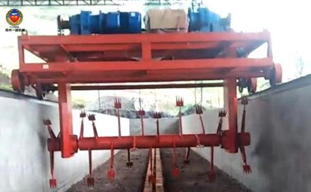 四川達州養豬場3米有機肥槽式翻堆機安裝調試現場