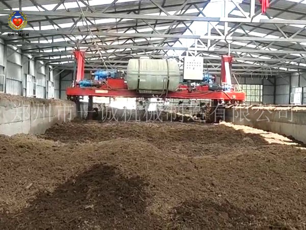 5米液壓槽式翻堆機發酵牛羊糞有機肥新疆現場